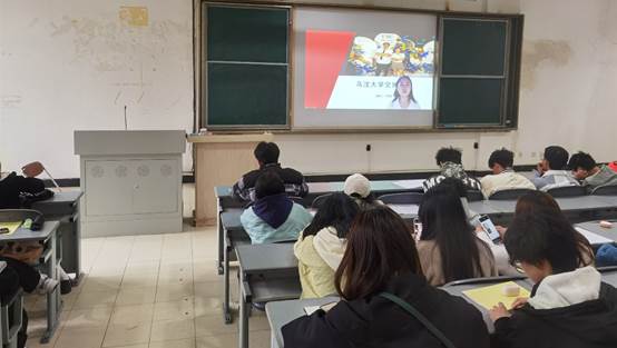 人们在看台上的人在房间里中度可信度描述已自动生成