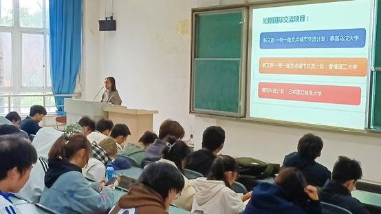 一群人正在听演讲描述已自动生成