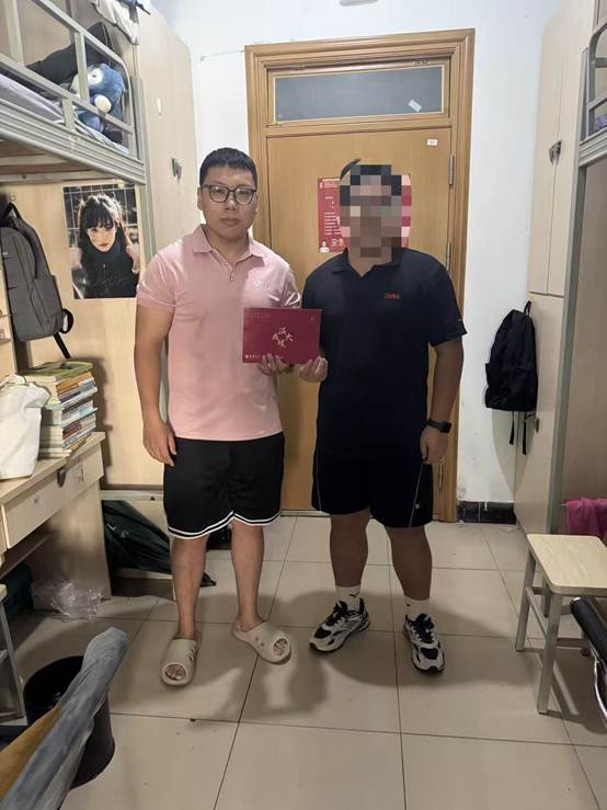 一些人站在室内 AI 生成的内容可能不正确。