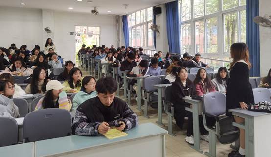 会议室里的人们描述已自动生成