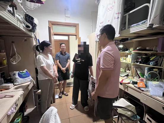 一些人在厨房里 AI 生成的内容可能不正确。