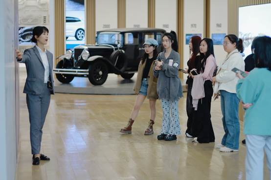 一群人站在行李箱上描述已自动生成